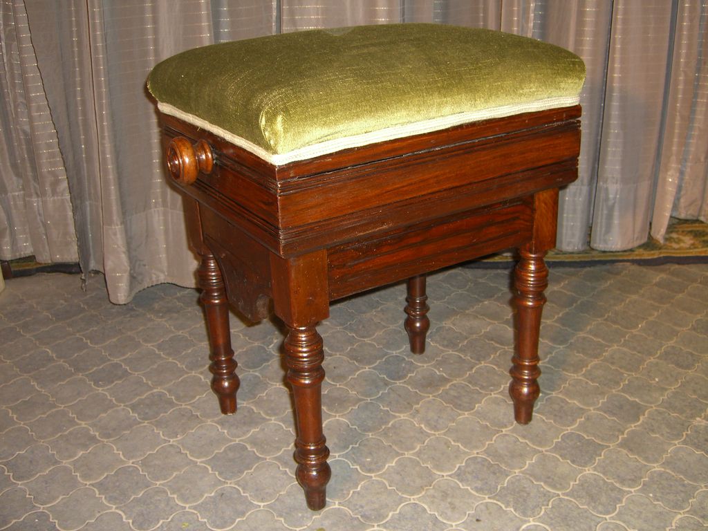 Nussbaum Klavierhocker