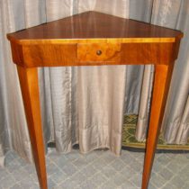 2-beiniger Pflaumenholz Ecktisch, Biedermeier ca. 1830 aus dem süddeutsch Raum.