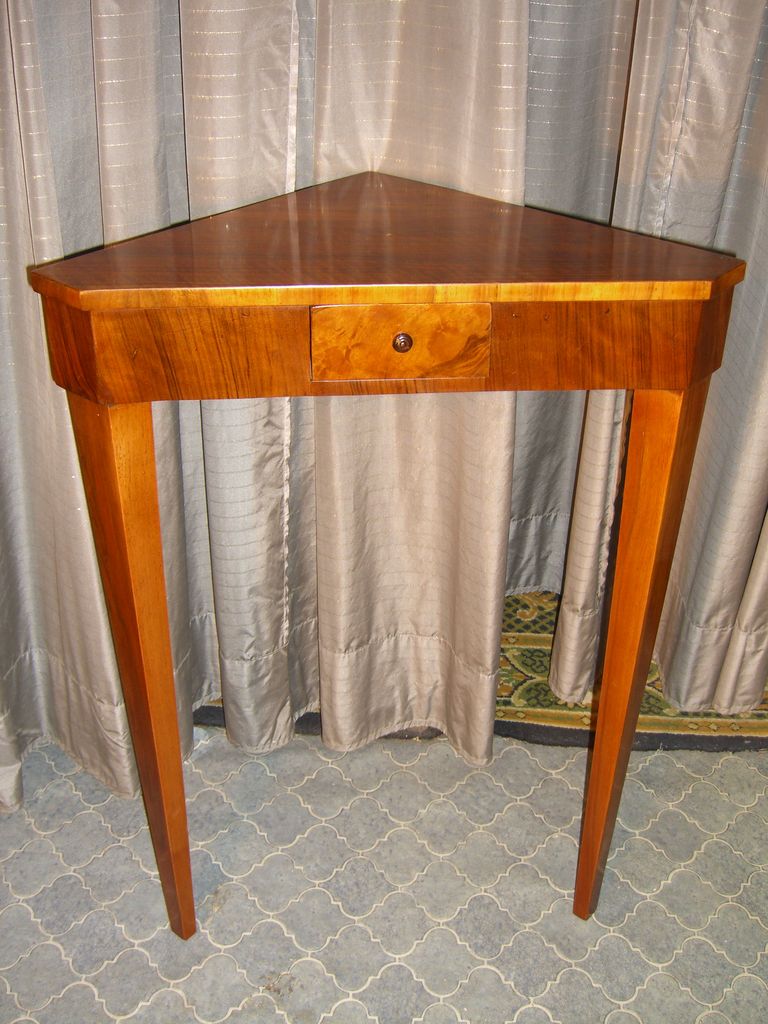 2-beiniger Pflaumenholz Ecktisch, Biedermeier ca. 1830 aus dem süddeutsch Raum.