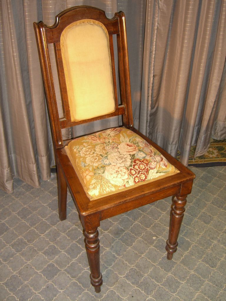 Gepolsterter Buchenholz Stuhl aus der Jahundertwende.