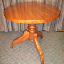 Biedermeier Kirschbaum Tisch mit einlegearbeiten in der Mitte der Tischplatte.