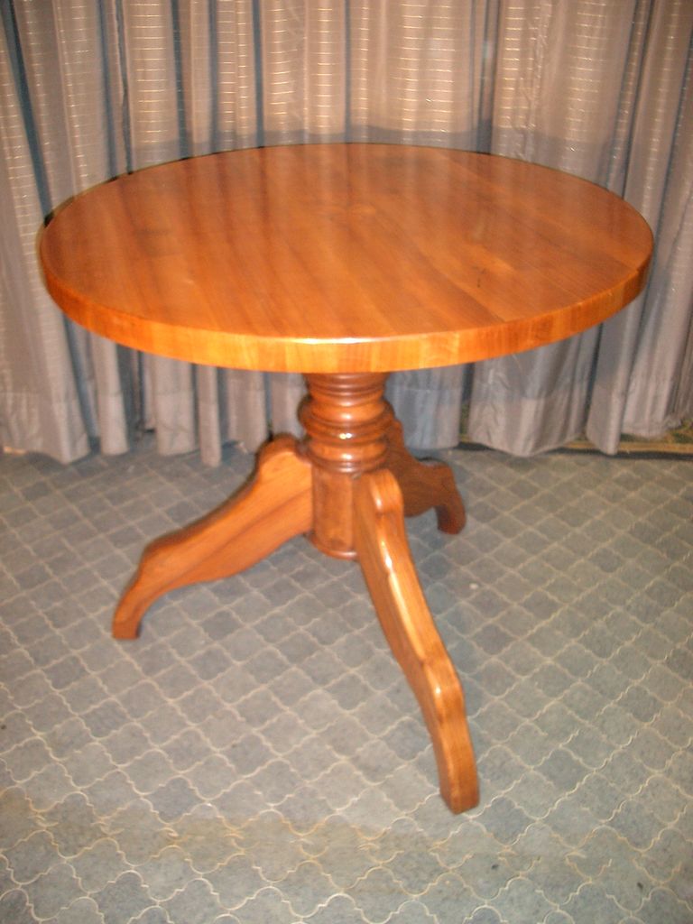 Biedermeier Kirschbaum Tisch mit einlegearbeiten in der Mitte der Tischplatte.