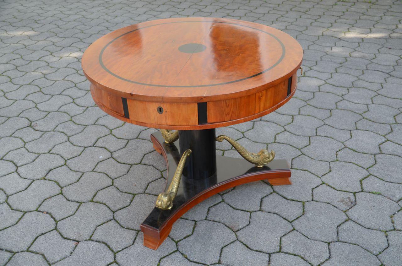 Tisch (Stielmöbel)